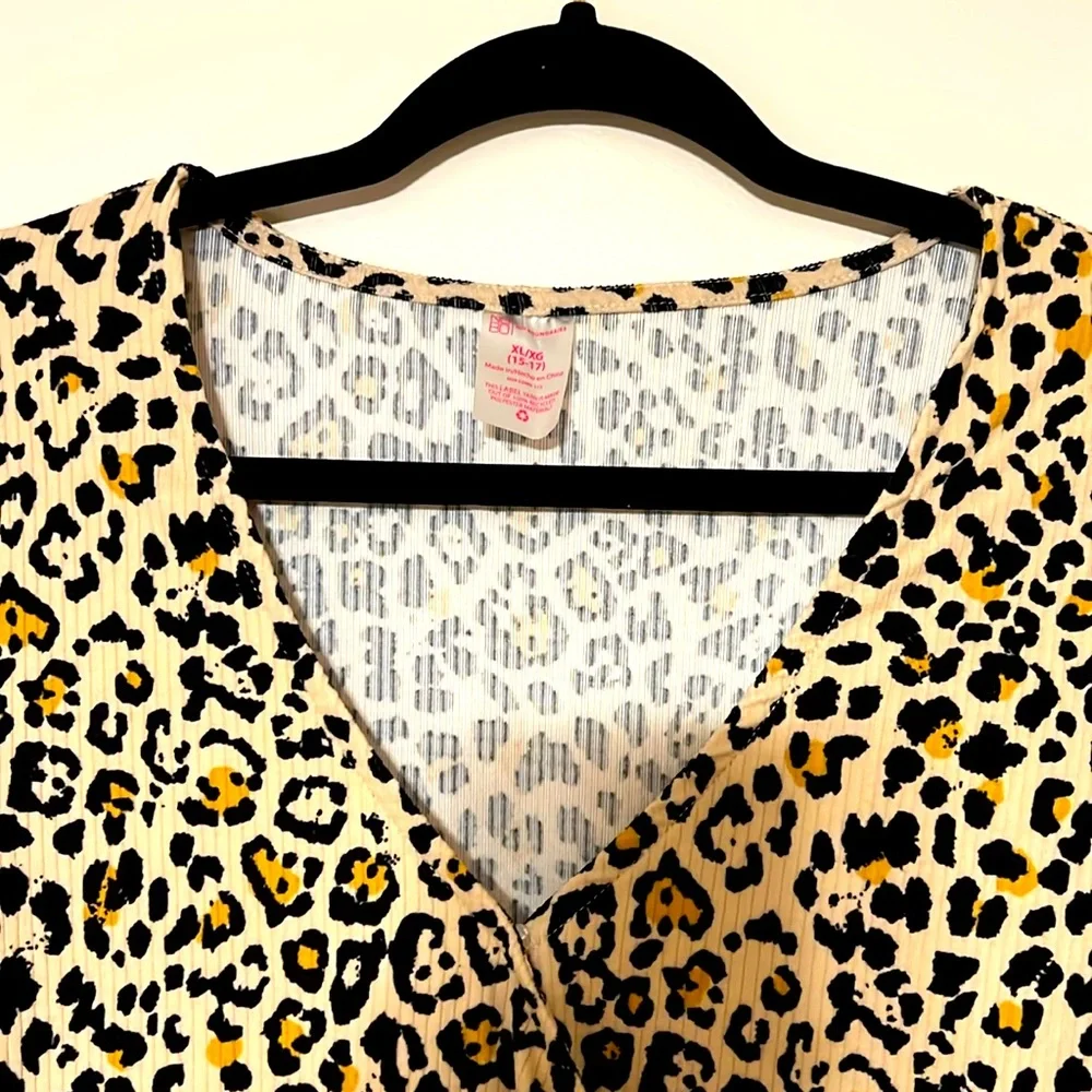 Leopard Print V Neck Wrap Top. Size XL, runs S to M. Spandex. NWOT.
